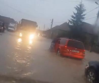 Inundaţie pe E60, în Bihor. Apa a ajuns pe şoseaua europeană, în zona Urvind, iar unele maşini au rămas blocate (FOTO / VIDEO)
