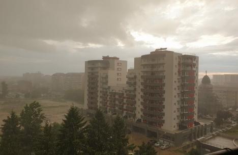 Se lasă cu furtuni! Cod galben în mai multe localităţi din Bihor