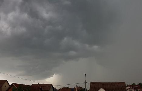 COD PORTOCALIU în Oradea şi în mai multe localităţi din Bihor: Furtuni, vijelii şi grindină