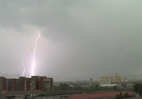 Alertă meteo imediată de ploi în Bihor: descărcări electrice, intensificări de vânt şi grindină!