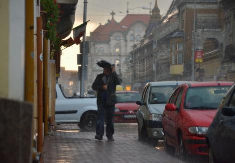 Luați umbrela cu voi! Județul Bihor se află sub cod galben de furtuni cel puțin până duminică seara