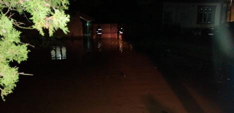 Furtunile au făcut prăpăd în Bihor: Şapte oameni salvaţi cu barca, 13 sate inundate (FOTO / VIDEO)