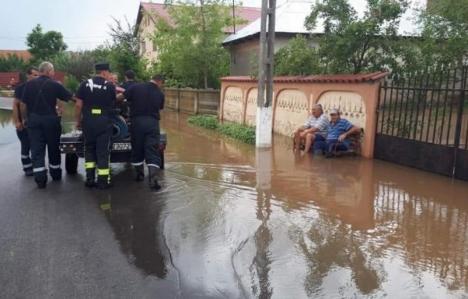 Vremea extremă face victime: patru persoane au murit în urma inundaţiilor, peste 760 de oameni evacuați (FOTO / VIDEO)