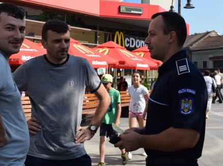 Poliţiştii, altfel: Agenţii de prevenire ai IPJ Bihor au discutat cu orădenii la îngheţată şi cafea (FOTO / VIDEO)