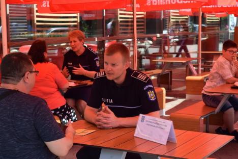 Poliţiştii, altfel: Agenţii de prevenire ai IPJ Bihor au discutat cu orădenii la îngheţată şi cafea (FOTO / VIDEO)