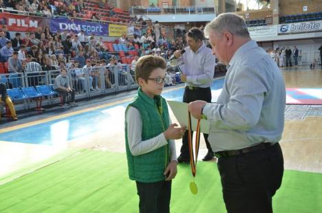 Municipalitatea orădeană a premiat în bani cei mai buni tineri sportivi ai anului 2015 (FOTO)