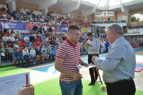 Municipalitatea orădeană a premiat în bani cei mai buni tineri sportivi ai anului 2015 (FOTO)
