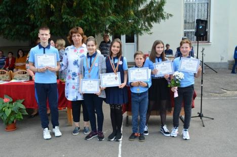 'Olimpicii Centenarului': Şcoala Oltea Doamna şi-a premiat cei aproape 200 de elevi câştigători la olimpiade şi concursuri (FOTO / VIDEO)