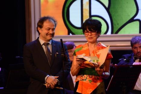 Gala Premiilor UNITER de la Oradea, o reuşită. Surpriza serii: Actriţa Jacqueline Bisset a înmânat premiul pentru cel mai bun spectacol (FOTO/VIDEO)