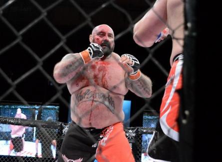 Acoperit de sânge, Sandu Lungu l-a bătut pe 'Animalul Cehiei' în cuşca MMA (FOTO/VIDEO)