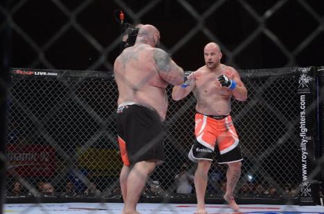 Acoperit de sânge, Sandu Lungu l-a bătut pe 'Animalul Cehiei' în cuşca MMA (FOTO/VIDEO)