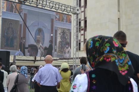 Patriarhul Daniel la Oradea: 'Noua catedrală devine poartă a cerului'. Preafericitul a făcut, discret, apel la donaţii (FOTO / VIDEO)