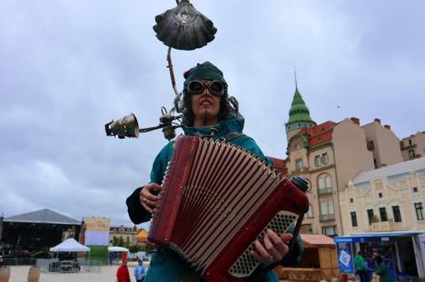A început Oradea FestiFall: Un trubadur și creaturi din altă lume i-au cucerit pe orădeni. Ce se mai găsește la festival (FOTO / VIDEO)