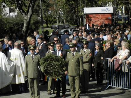La mulţi ani, Oradea! Ziua oraşului a fost sărbătorită cu acordarea unui titlu de cetăţean de onoare şi cu ceremonii militare (FOTO)