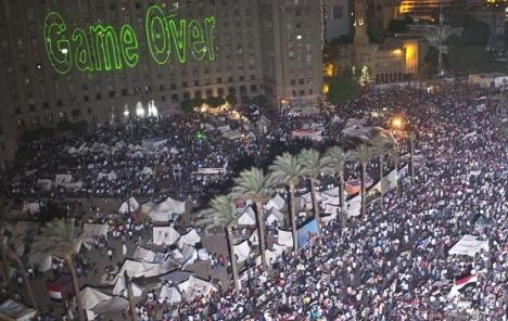 Revoluţie în Egipt: Preşedintele a fost demis, iar armata a preluat conducerea
