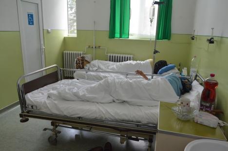 Suferinţă cu gândaci: În timp ce pregăteşte o modernizare de 3 milioane euro, spitalul din Beiuş e invadat de... gândaci (FOTO)