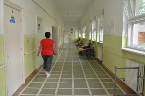 Suferinţă cu gândaci: În timp ce pregăteşte o modernizare de 3 milioane euro, spitalul din Beiuş e invadat de... gândaci (FOTO)