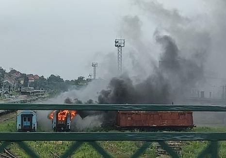 Incendiu lângă Gara din Oradea: Au ars două vagoane de tren (FOTO/VIDEO)