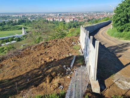 Gardul ilegal de la Mănăstirea Sfintei Cruci din Oradea a fost ridicat. Primăria n-a oprit construcţia la timp (FOTO / VIDEO)