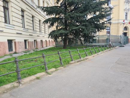 Ne enervează: Gardul metalic din jurul Primăriei Oradea stă să cadă! (FOTO)