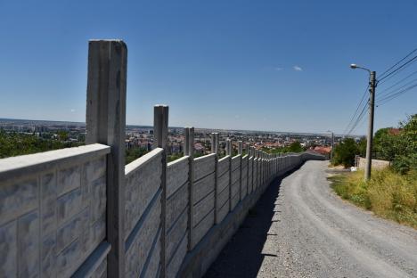 Țepele Maicii Mina: Gardul ridicat abuziv de stareța Mănăstirii Sfintei Cruci a fost „legalizat” de Primăria Oradea (FOTO)