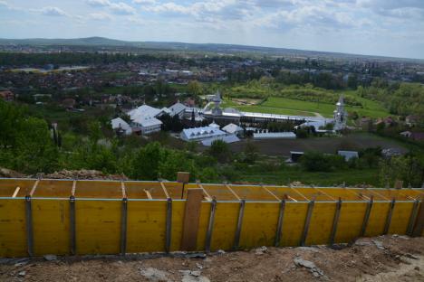 Gardul maicii Mina: Controversata stareţă din Oradea îşi ridică gard la mănăstire fără autorizaţie şi mult peste înălţimea legală (FOTO / VIDEO)