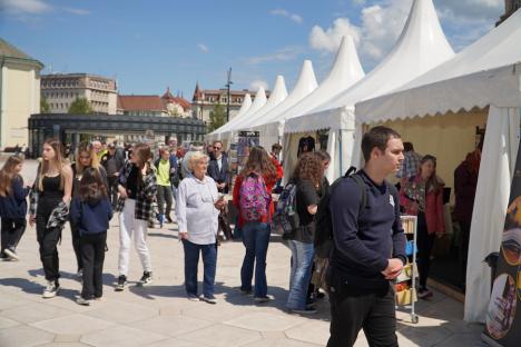 Târgul Gaudeamus s-a deschis în Piaţa Unirii din Oradea: Cărţi reduse cu până la 50%, cadouri şi volume pentru copii (FOTO/VIDEO)