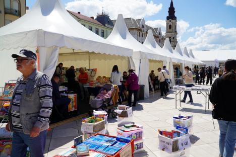 Târgul Gaudeamus s-a deschis în Piaţa Unirii din Oradea: Cărţi reduse cu până la 50%, cadouri şi volume pentru copii (FOTO/VIDEO)