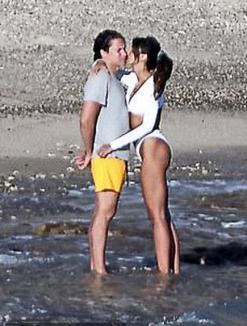 Ce bine arată! Mădălina Ghenea, surprinsă în timp ce se sărută cu noul iubit, în Caraibe (FOTO)