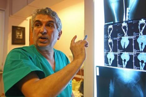 'Chirurgul îngerilor' ridicat de poliţişti: Doctorul Gheorghe Burnei este acuzat de luare de mită şi experimente neautorizate pe copii