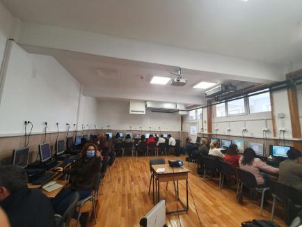 Profesori în bancă! La o şcoală din Oradea, toţi profesorii fac cursuri de perfecţionare în informatică (FOTO)