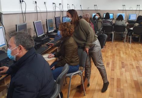 Profesori în bancă! La o şcoală din Oradea, toţi profesorii fac cursuri de perfecţionare în informatică (FOTO)