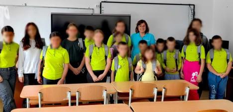 Ajutați să meargă la școală: 140 de elevi din Bihor au primit ghiozdane și rechizite (FOTO)