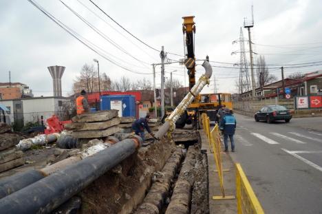 Ocoliţi! Lucrările la reţelele de termoficare îngreunează traficul auto de pe strada Oneştilor (FOTO)