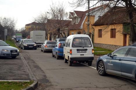 Ocoliţi! Lucrările la reţelele de termoficare îngreunează traficul auto de pe strada Oneştilor (FOTO)