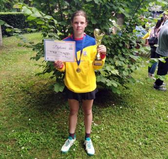 Orădeanca Giulia Popa, campioană şi vicecampioană la Naţionalele de vară la tenis 12 ani