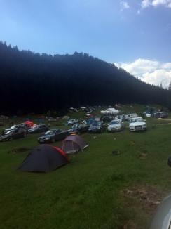 Au evadat la munte! Sute de oameni au campat pe platoul Glăvoi, fugind de caniculă (FOTO)