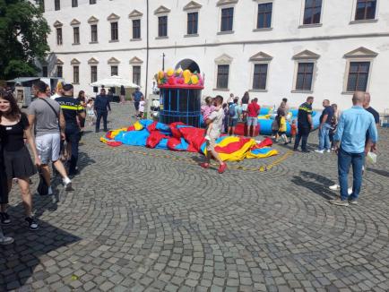 Spaimă în Cetatea Oradea: O rafală puternică de vânt a ridicat tobogane gonflabile de la sol. Șase copii au avut nevoie de îngrijiri medicale (FOTO/VIDEO) 