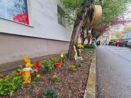Jos pălăria! Locuitorii unui bloc din Oradea au întâmpinat Paștele cu decorațiuni de sezon (FOTO)