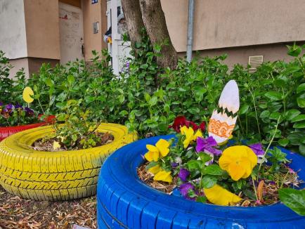 Jos pălăria! Locuitorii unui bloc din Oradea au întâmpinat Paștele cu decorațiuni de sezon (FOTO)