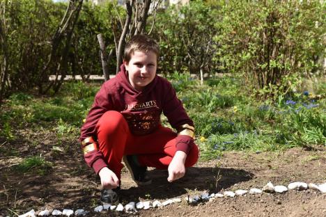 Grădina lui Andrei: La doar 11 ani, orădeanul Andrei Popovici îi provoacă pe copii să ia în grijă grădinile din jurul blocurilor (FOTO)