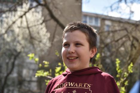 Grădina lui Andrei: La doar 11 ani, orădeanul Andrei Popovici îi provoacă pe copii să ia în grijă grădinile din jurul blocurilor (FOTO)