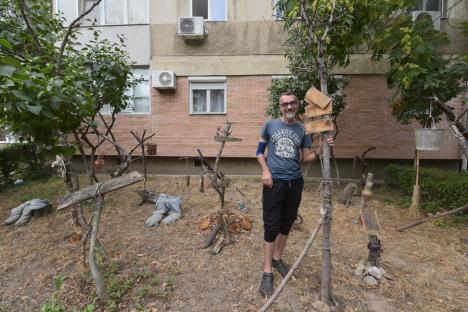Grădina 'suspinelor': Un angajat RER a amenajat spaţiul din faţa blocului inspirat de trupa rock Celelalte Cuvinte (FOTO)