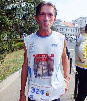 Un craiovean a alergat la semimaratonul orădean pentru protecţia câinilor comunitari