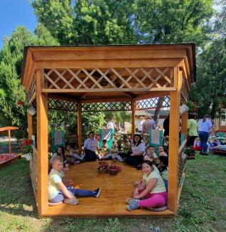 Învățare prin... odihnă. Grădinița Mugurel din Oradea are de acum o 'Grădină de relaxare, liniște și învățare' (FOTO)