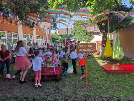 Învățare prin... odihnă. Grădinița Mugurel din Oradea are de acum o 'Grădină de relaxare, liniște și învățare' (FOTO)