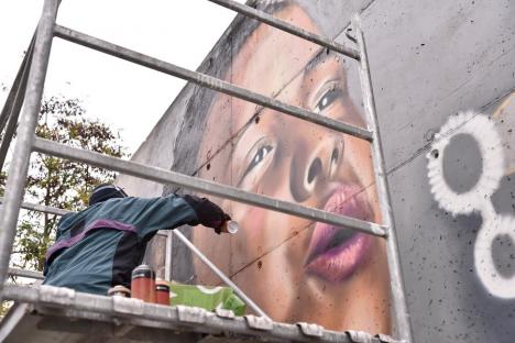 Artă stradală în Oradea: Mai mulți artiști pictează, timp de o lună, peretele parcării de lângă parcul Brătianu (FOTO)
