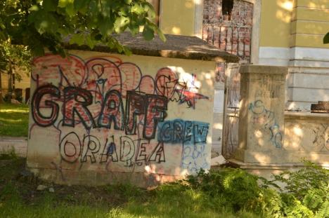 Oradea fircălită: În ciuda ambiţiilor turistice, oraşul s-a umplut cu mâzgălituri ce-i dau un aspect de ghetou (FOTO)