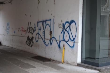 Oradea mâzgălită: Obsedaţii de graffiti atacă şi clădirile proaspăt reabilitate ale Oradiei (FOTO)