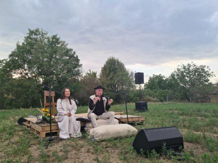 „Leşe nu cântă la nunţi, dar a venit la Husasău de Tinca”: Interpretul i-a încântat pe săteni, dar și pe orăşeni la GrâuFest (FOTO/VIDEO)